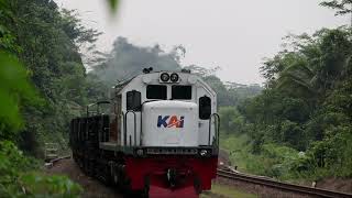 Kereta Api Angkut Batu Ballast Melintasi Jembatan | Hunting Kereta Api Purwokerto | Naik Kereta Api