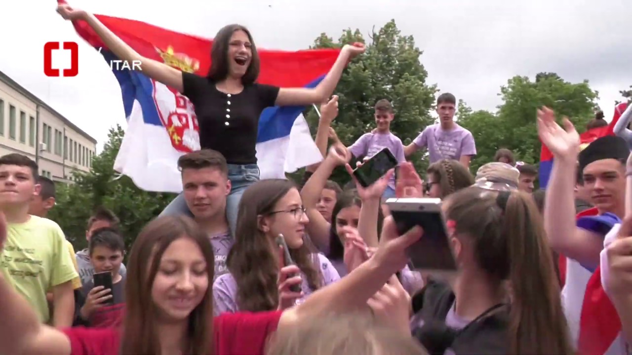 Uz trubače i baklje budući srednjoškolci proslavili kraj školske godine