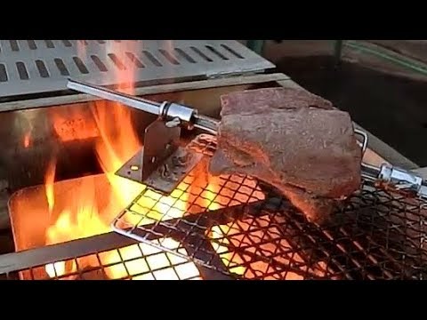 くるくるBBQ」まわる塊肉で大の大人が大はしゃぎ！ - YouTube