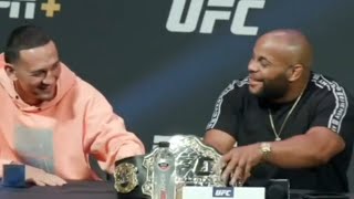 Max Holloway steals Daniel Cormier's belt at UFC summer press conference!!😅😅