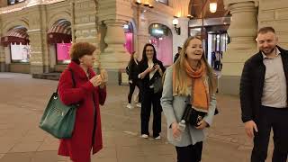 Туристы и #Москва - Восторг людей от Красной площади - #Кремля - Никольской улицы и ГУМа в гирляндах