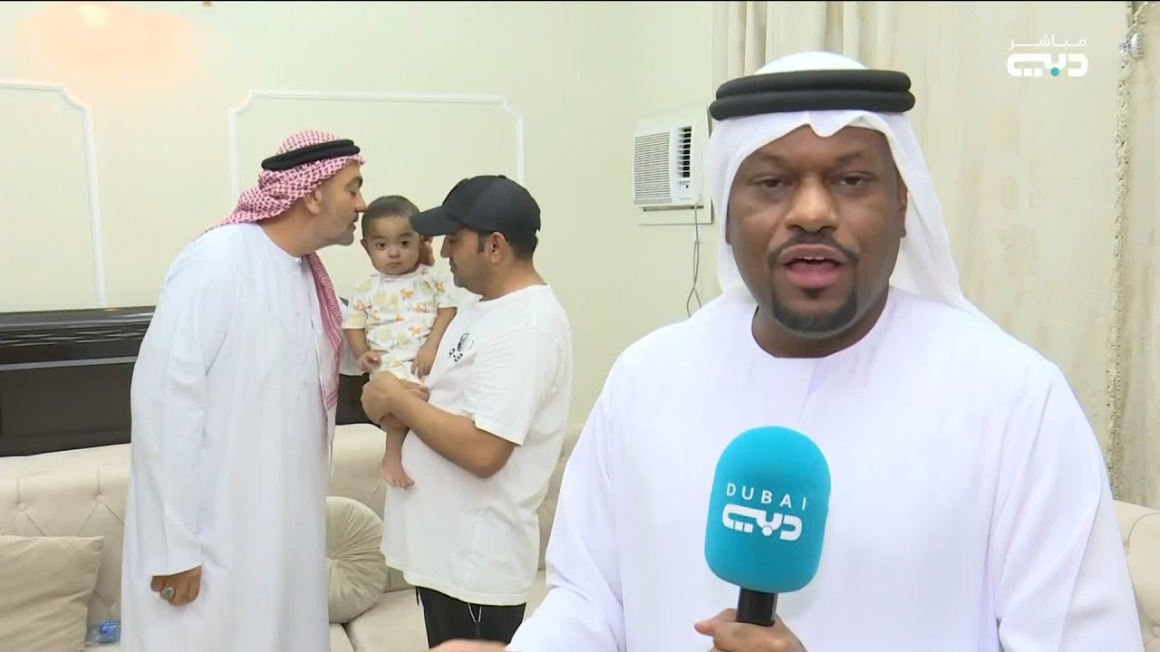الطفل مالك بين أحضان عائلته بعد نجاح أول عملية زراعة كبد له في دبي