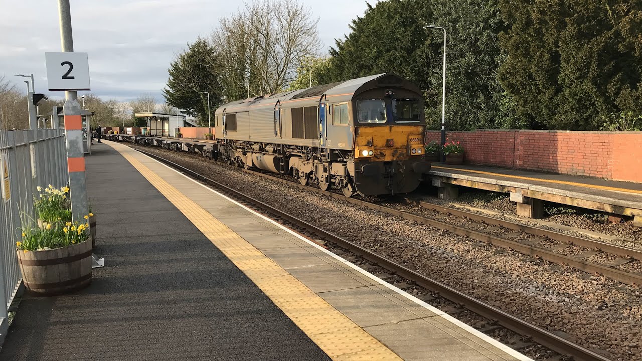 66304 GBRf with 19 containers 16:34 19E 1L76 195007 on time 21/3/2024 ...