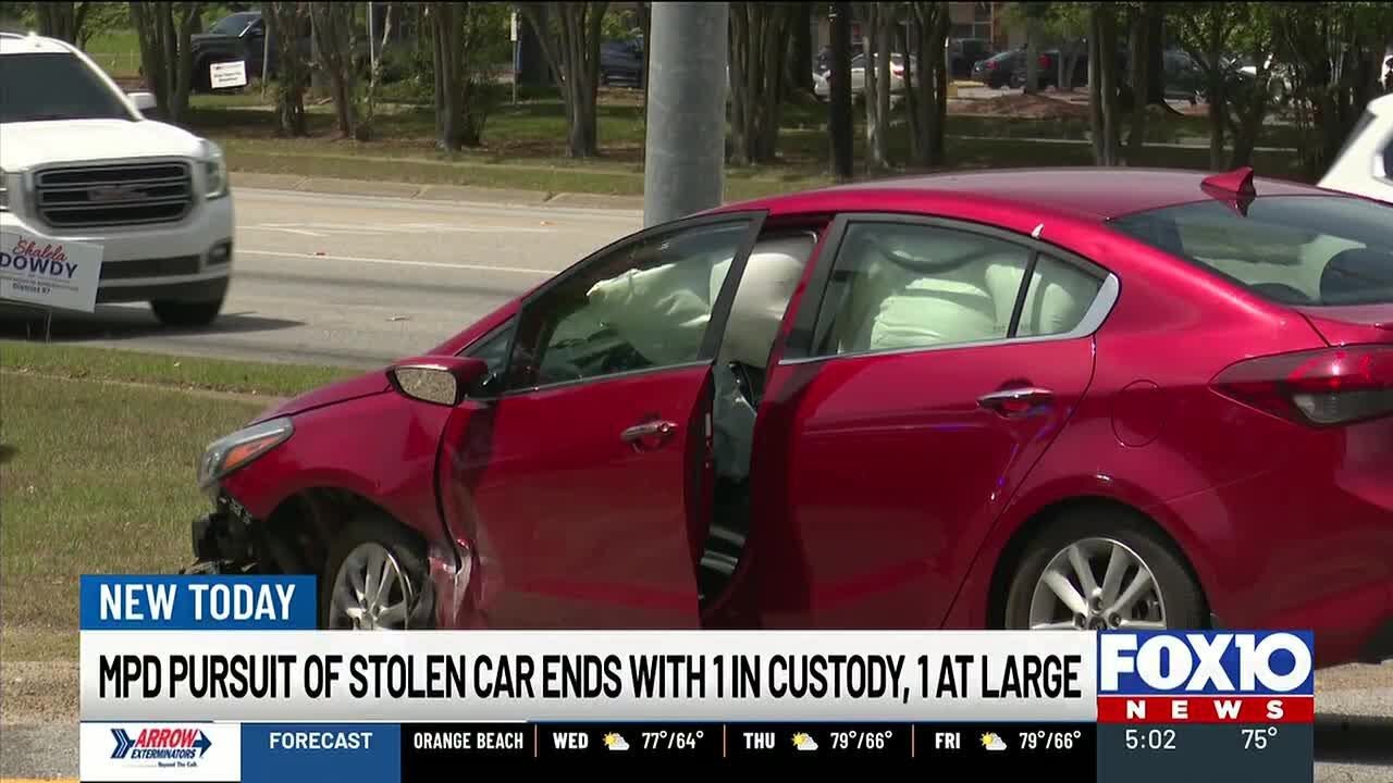 Mobile police pursuit of stolen vehicle ends with crash on Cedar ...