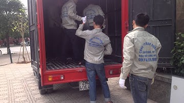 Bốc xếp hàng hóa tại Hà Nội