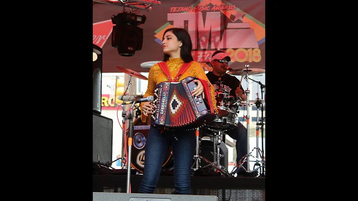 Christina "The Squeeze Box Girl" y Los Latinos at ...