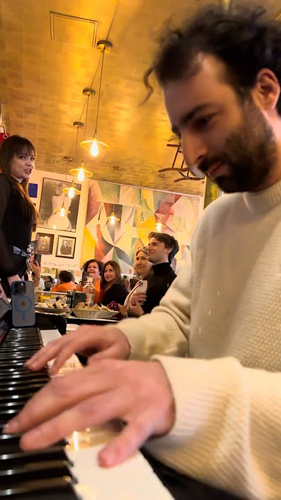 Famous Opera Singer sings QUEEN OF THE NIGHT in a restaurant! 😱