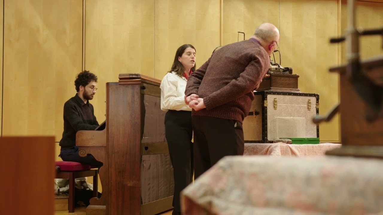 Eva Moreda Rodríguez (soprano) records Canción del espejo on phonograph at AHRC-funded symposium