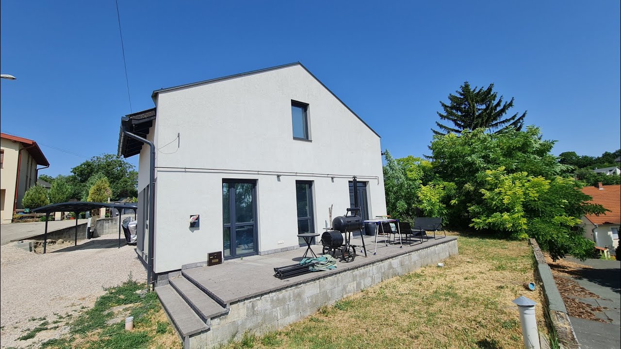 Dunaújvárosban, ikerházi lakás, saját udvarral eladó!