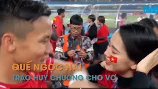 Xúc động khoảnh khắc QUẾ NGỌC HẢI trao huy chương cho bà xã xinh đẹp trên sân Mỹ Đình