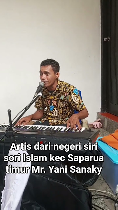 artis lokal sedang menghibur