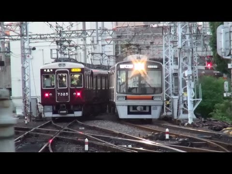 次々と電車が来る阪急淡路駅の夕方ラッシュ時の光景