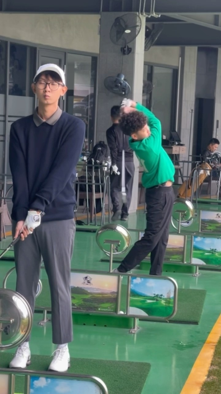 (Golf familyVN)những hình ảnh quay nén từ xa cậu bé có vòng swing đẹp ?#golf #shorts
