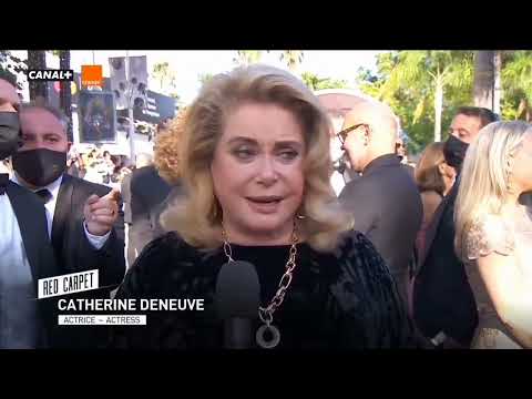 Video: Catherine Deneuve, Marc Jacobs'ın veda fotoğraf çekiminde parladı