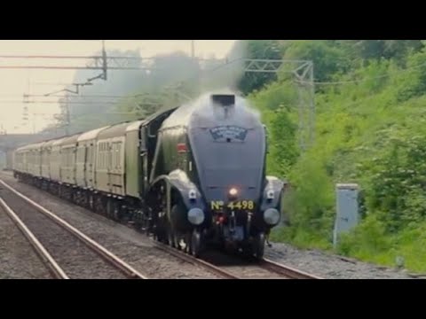 LNER A4 4498/60007 Sir Nigel Gresley speeds through Hartford in Wartime Black | 21/5/22