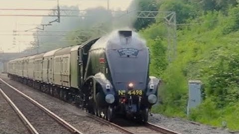 LNER A4 4498/60007 Sir Nigel Gresley speeds through Hartford in Wartime Black | 21/5/22
