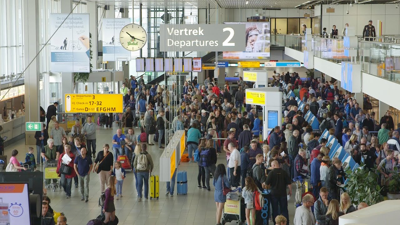 Ironisch Westers mager The busiest day of 2015 at Schiphol - YouTube