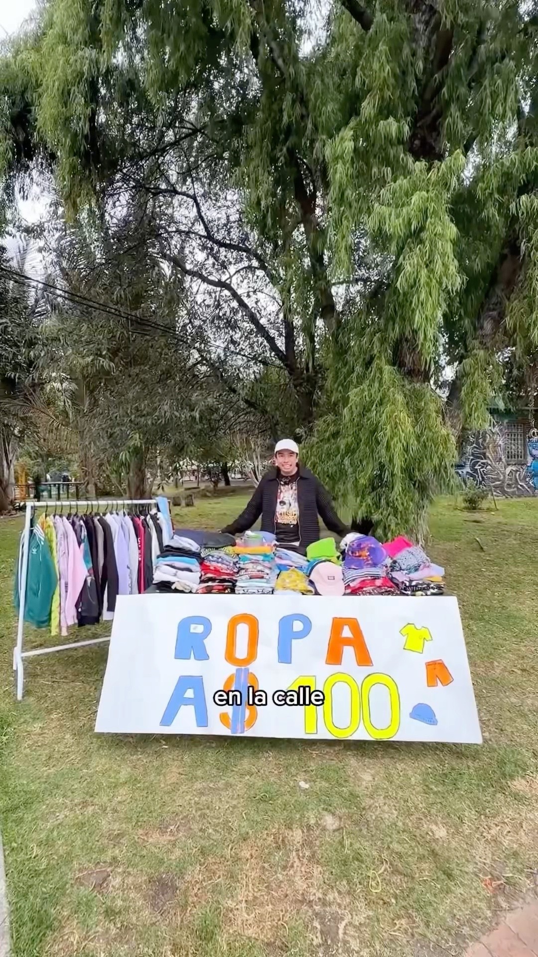 Vendiendo Toda mi Ropa a $1 en la Calle ?