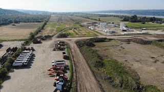 VIDEO Imagini cu tronsonul cinci al Autostrăzii Sibiu-Piteşti - Au apărut staţiile de asfalt şi sute de utilaje 1 video