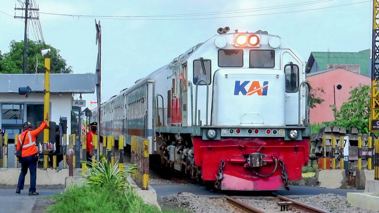 KERETA API NGEBUT & KERETA API DATANG BERANGKAT DI PERLINTASAN STASIUN NGUNUT TULUNGAGUNG