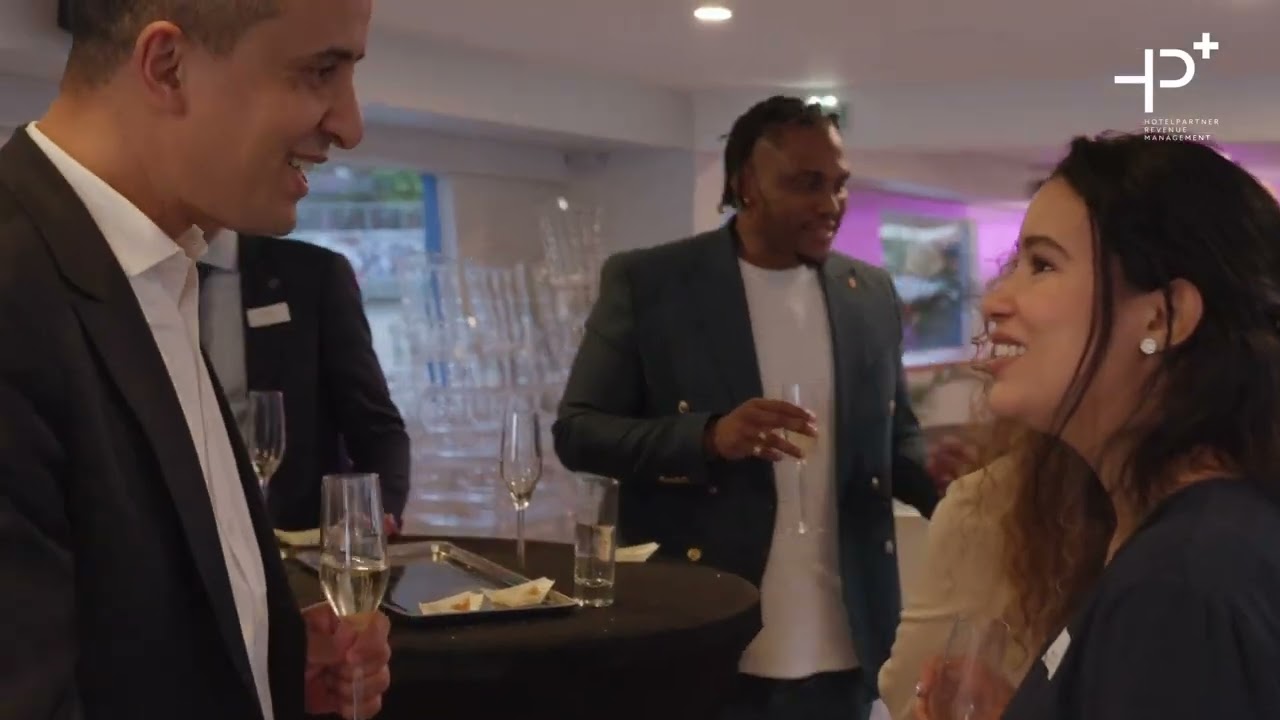 Retour en vidéo sur une table ronde hôtelière organisée sur une péniche parisienne, filmée par Robin Sforza