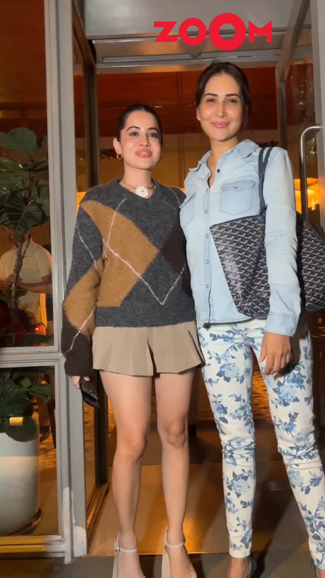 Urfi Javed-Kim Sharma SWEETLY pose together for the paps ? #urfijaved #kimsharma #shorts