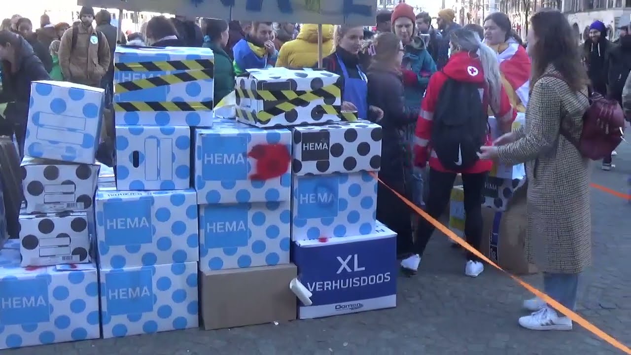 Inzameling goederen voor Oerkarine op de dam amsterdam tijdens demonstratie en protest