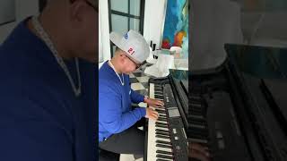 Daddy yankee tocando el piano 🎹 🎶🎵🎶🎵🎶