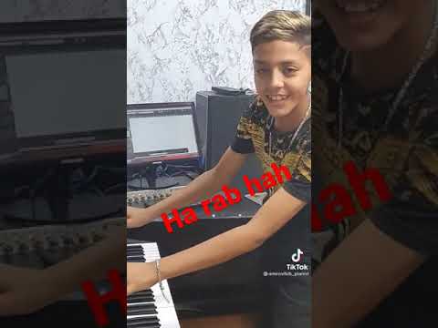 مغني شمسو صغير يعزف أغنية شاب لطفي