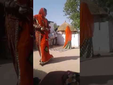 rajasthani-dhol-thali-wedding-dancing-video-राजस्थानी-नई-दुल्हन-ने-आते-ही-ढोल-थाली-पर-ठुमका-लगाया