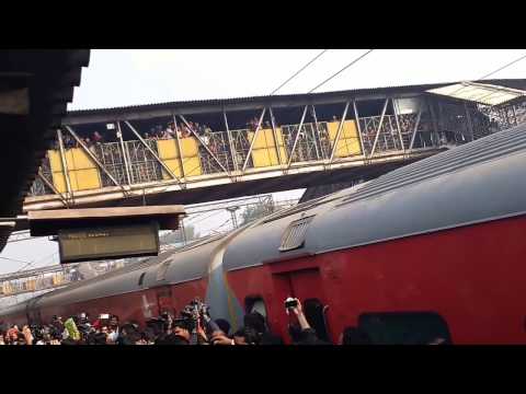 Shahrukh Khan arrives at Delhi(Hazrat Nizamuddin) by train to promote Raees - Shahrukh Khan arrives at Delhi(Hazrat Nizamuddin) by train to promote Raees