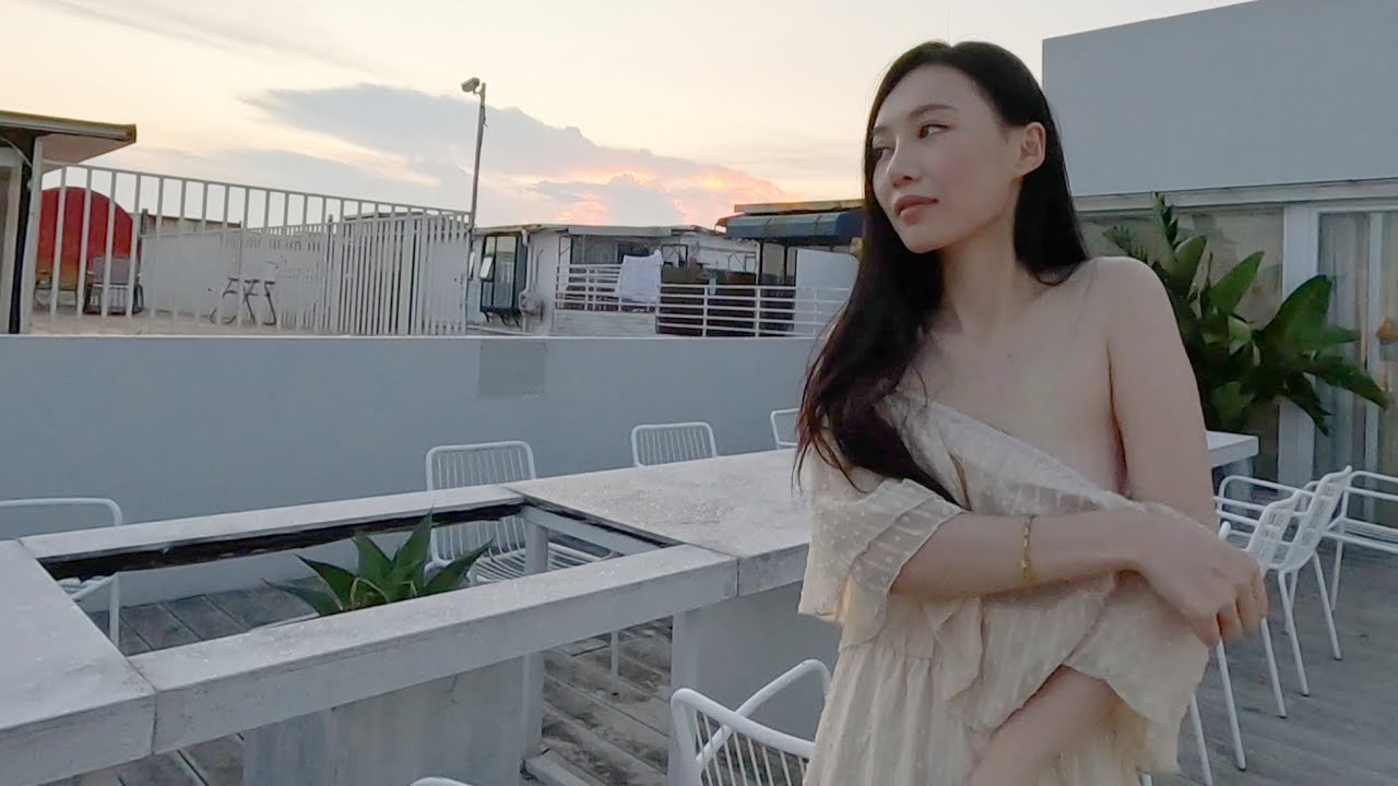 漂亮的可可在夕阳下，拍摄我们家一款多穿的哺乳衣