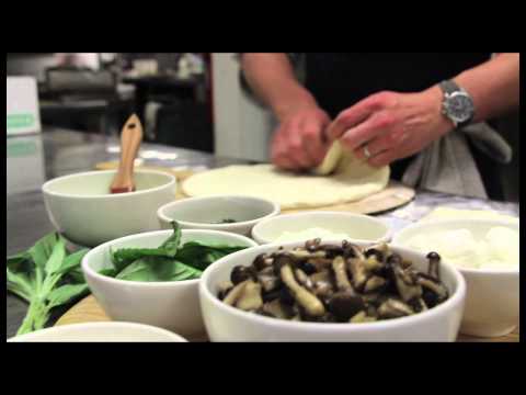 Video: Come Fare La Pizza Pollo E Funghi Mushroom