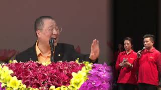 【精彩图腾】小伙爱出头,听人夸奖找不到北;妈妈性格厉害,管住小伙--20171001法国巴黎
