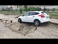 Дорога под автомобилем провалилась в Симферополе после ливня