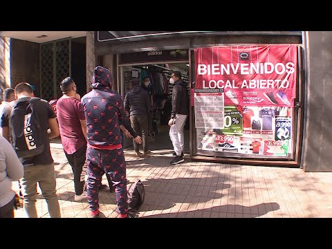Miles llegan a comprar a paseo ahumada el primer día de transición en Santiago