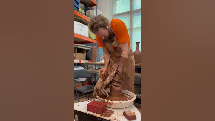 We twist and twist, but it won't come out! #clay #ceramics #ceramic #potter #potteryworkshop
