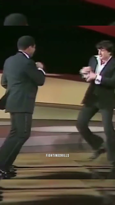 Muhammad Ali surprises Sylvester Stallone at the 1977 Oscars👑😂