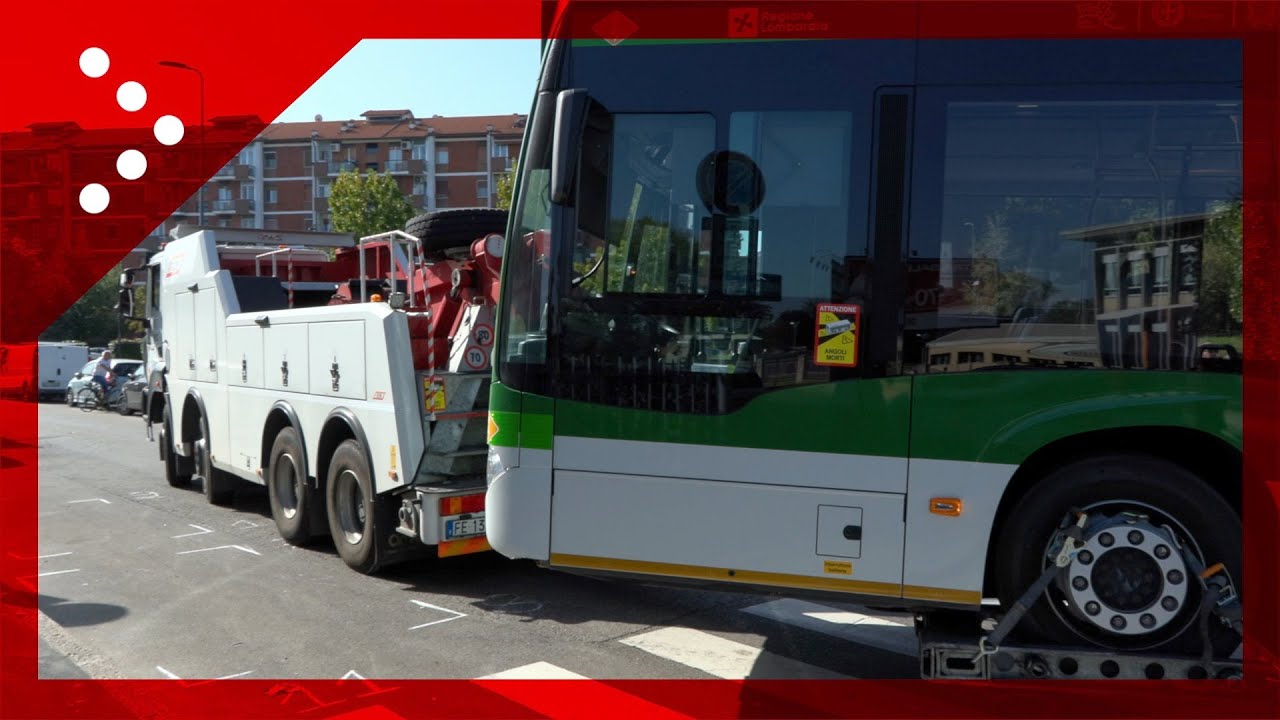 Milano, autobus investe e uccide pedone in viale Forlanini: la rimozione del mezzo dopo l'incidente