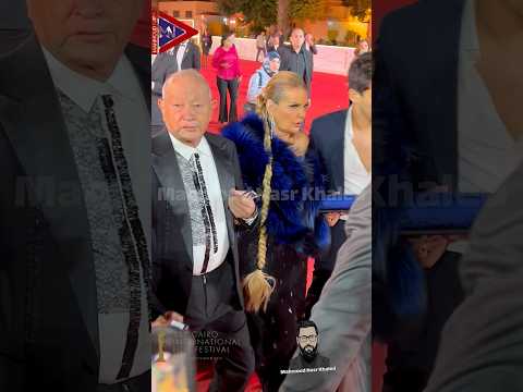 يسرا برفقة نجيب ساويرس في كواليس خروجهم من مهرجان القاهرة السينمائي الدولي