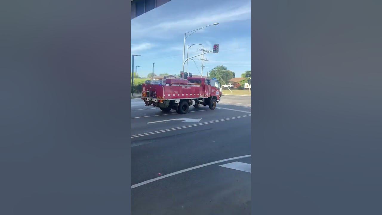 Fire and police responding @ mernda grass fire - YouTube