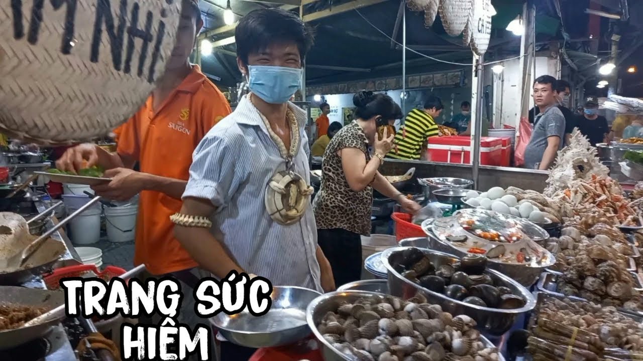 Xuất hiện đầu bếp đeo nguyên bộ nanh heo rừng hiếm... - youtube