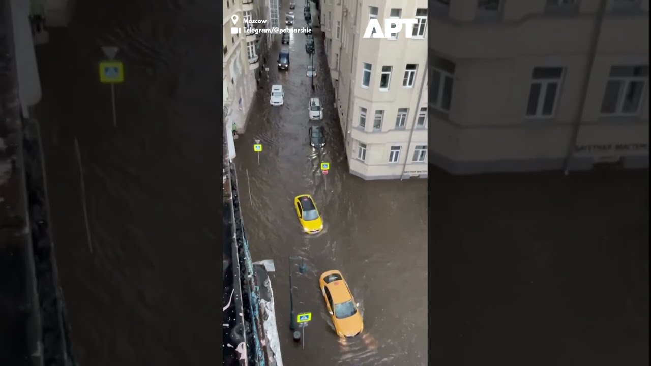 Moscow Flooding Streets At Patriarch S Ponds Submerged In Water APT
