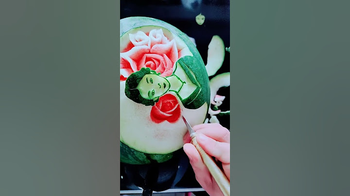 Turning a watermelon into a stunning girl’s face! 🍉🎨 Unbelievable skills!