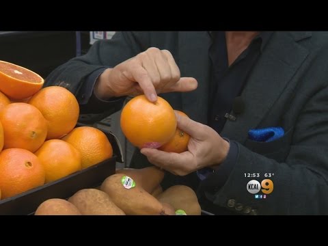 Video: Choosing Citrus Fruits. How To Choose Fruits. Mandarin. Orange. Grapefruit. On The Table. For The Holiday