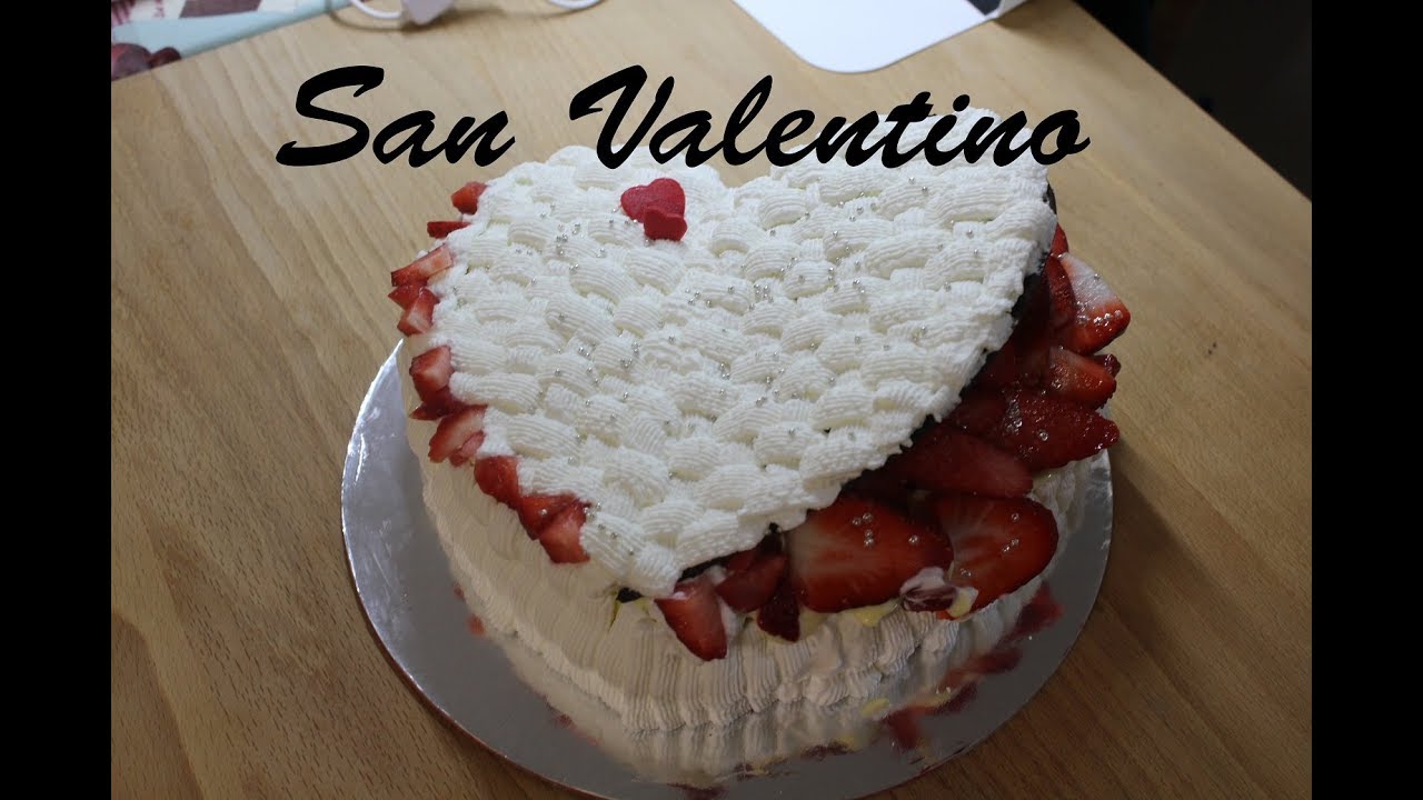 TORTA SAN VALENTINO A FORMA DI CUORE APERTO, chantilly e fragole