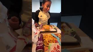 Zohra Pete Un Plomb Devant Tout Le Monde Car Jai Manger Son Menu