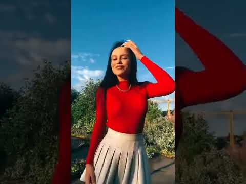 В юбке и колготках сочная брюнетка короткий ролик