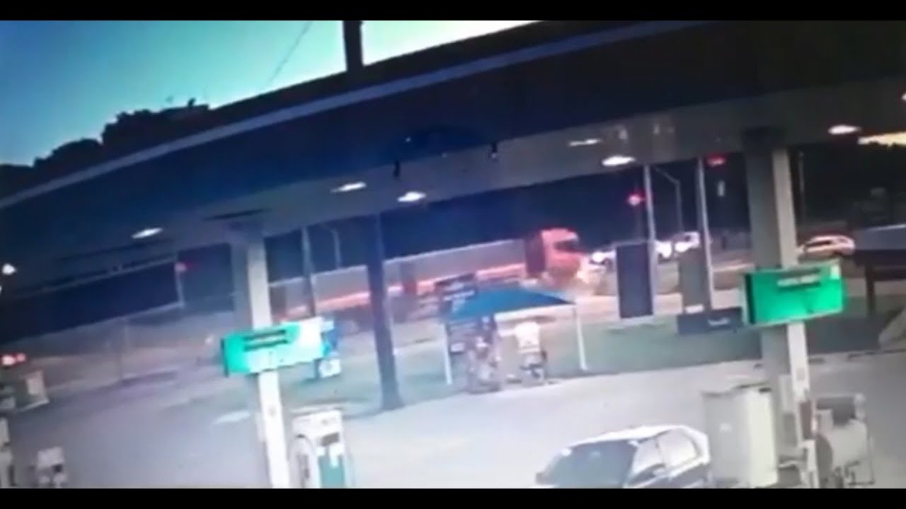 Vídeo mostra momento em que caminhão bate em carro na Avenida Perimetral