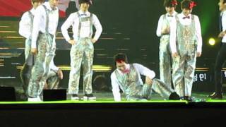 Super Junior Siwon carries Shindong SS4 Singapore - Do Re Mi 120218